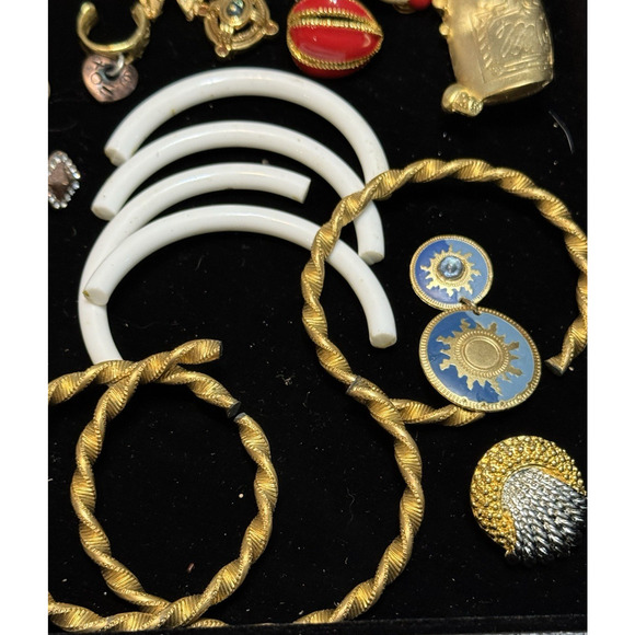 2 lb 4 oz Vintage Craft Jewelry Lot Gold Tone India Parts Beads Wings and Repair - Picture 14 of 16